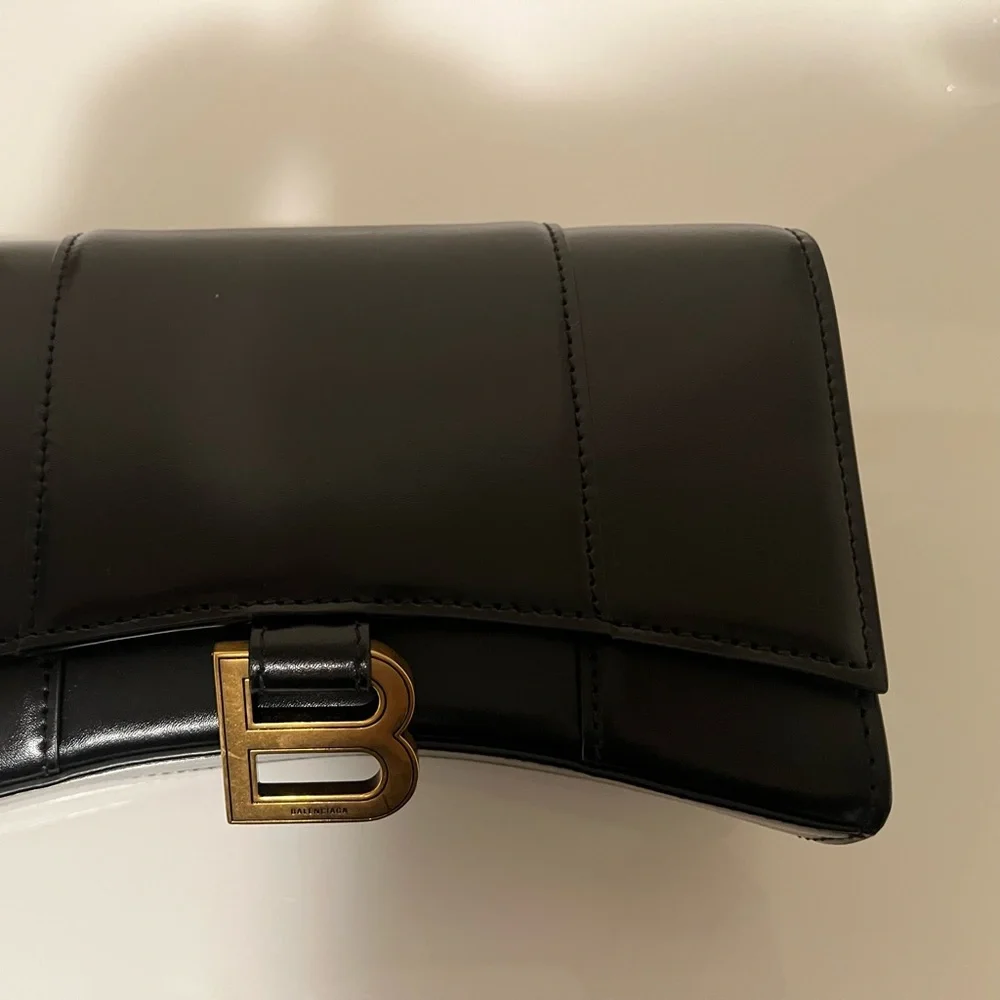 Balenciaga Hourglass Wallet on Chain! - Picture 1 of 9